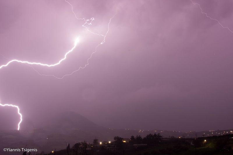 Καταιγίδες, αστραπές και κεραυνοί – Η κακοκαιρία  στην Κρήτη (φωτο -βίντεο)