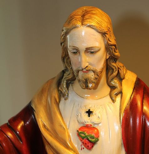 19χρονος έσφαξε ιερέα με αγαλματίδιο του Ιησού