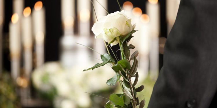 Μόνο η μητέρα της ήταν στην κηδεία της 41χρονης που πέθανε από κοροναϊό