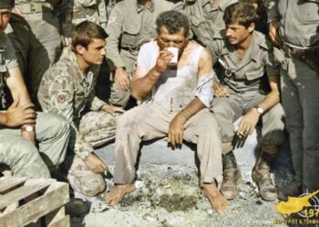 Τουρκική εισβολή στην Κύπρο: Η συγκλονιστική εικόνα αιχμαλώτου με το τελευταίο του τσιγάρο