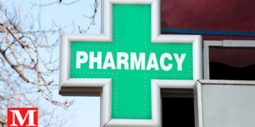 Προχωρούσε στο δρόμο και έπεσε πάνω της ο φωτεινός σταυρός φαρμακείου