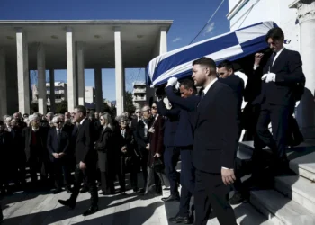 Συγκίνηση και χειροκροτήματα στο τελευταίο αντίο στην Άννα Ψαρούδα-Μπενάκη (Φώτο-Βίντεο)